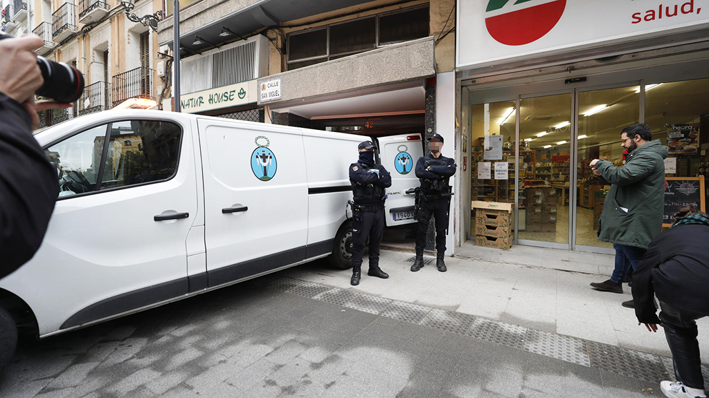 Un Hombre De A Os Mata A Su Mujer En Zaragoza Y Se Entrega A La Polic A