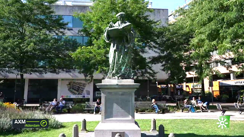 Estatua de Erasmo de Róterdam